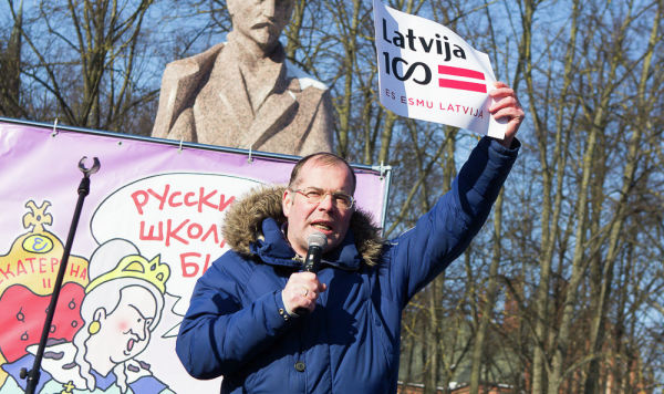 На Эспланаде прошел митинг в поддержку билингвального образования.