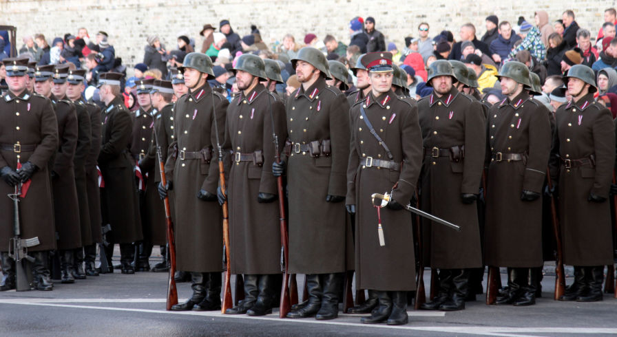 Латвийские солдаты в исторической форме стоят на военном параде в честь 100-летия образования Латвии, 18 ноября 2018 года