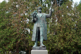 Скульптура "Памятник маршалу Коневу" в парке исторических миниатюр "Спасенная Европа"