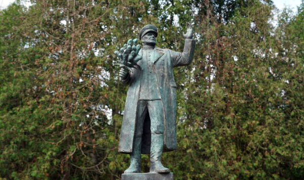 Скульптура "Памятник маршалу Коневу" в парке исторических миниатюр "Спасенная Европа" Скульптура "Памятник маршалу Коневу" в парке исторических миниатюр "Спасенная Европа"