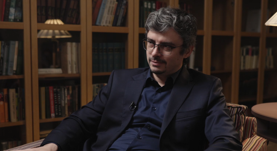 Режиссер Сергей Коротаев