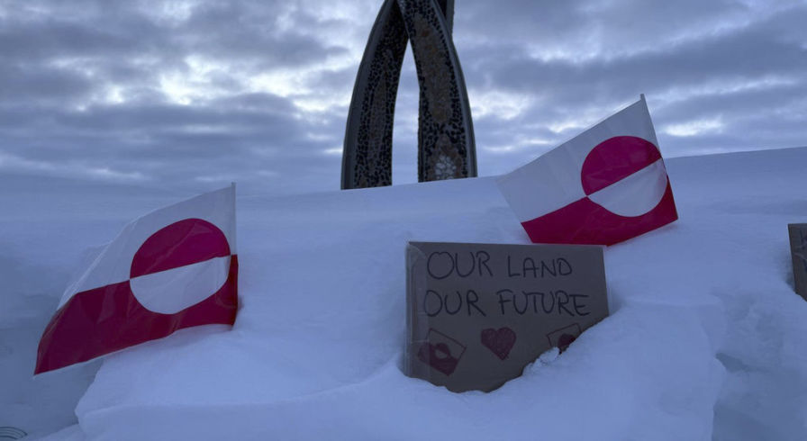 Флаги Гренландии и табличка с надписью "Наша земля – наше будущее"
