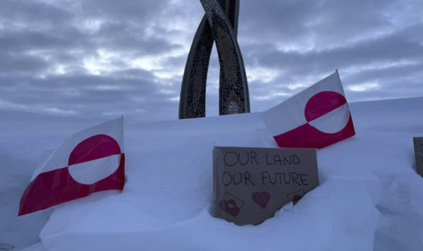 Флаги Гренландии и табличка с надписью "Наша земля – наше будущее" Флаги Гренландии и табличка с надписью "Наша земля – наше будущее"