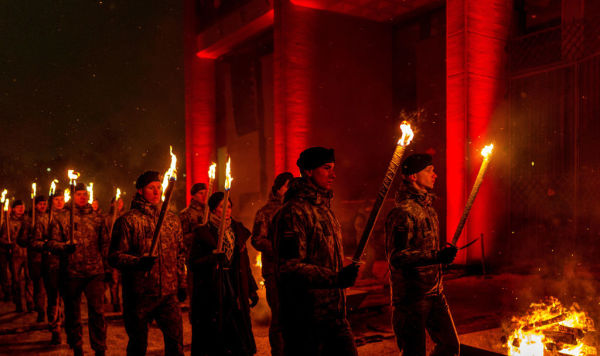 Литовские солдаты несут факелы накануне 35-й годовщины Дня защитников свободы на площади Независимости в Вильнюсе, Литва, в понедельник, 12 января 2026 года.