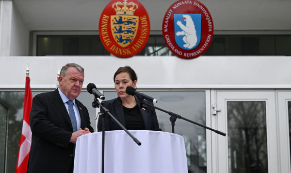 Министр иностранных дел Дании Ларс Лёкке Расмуссен и министр иностранных дел Гренландии Вивиан Моцфельдт выступают на пресс-конференции в посольстве Дании в Вашингтоне в среду, 14 января 2026 года. (Фото AP/Джон Макдоннелл)