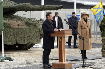 Премьер-министр Швеции Ульф Кристерссон (слева) и премьер-министр Латвии Эвика Силиня присутствуют на церемонии, посвященной включению шведского механизированного пехотного батальона в состав многонациональной бригады НАТО, на военной базе Адажи, Латвия, 7 февраля 2025 года.