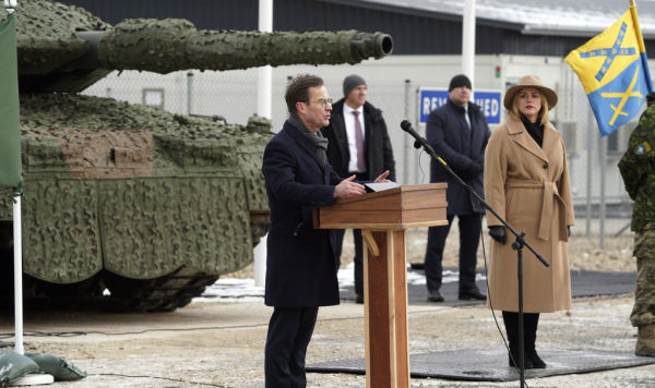 Премьер-министр Швеции Ульф Кристерссон (слева) и премьер-министр Латвии Эвика Силиня присутствуют на церемонии, посвященной включению шведского механизированного пехотного батальона в состав многонациональной бригады НАТО, на военной базе Адажи, Латвия, 7 февраля 2025 года.