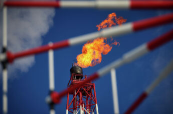 Газовый факел морской нефтеперерабатывающей платформы "Приразломная"