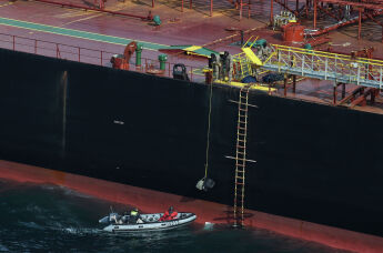 Франция задержала в нейтральных водах танкер Boracay, шедший под флагом Бенина. Его посчитали частью российского "теневого флота", который перевозит нефть в обход санкций