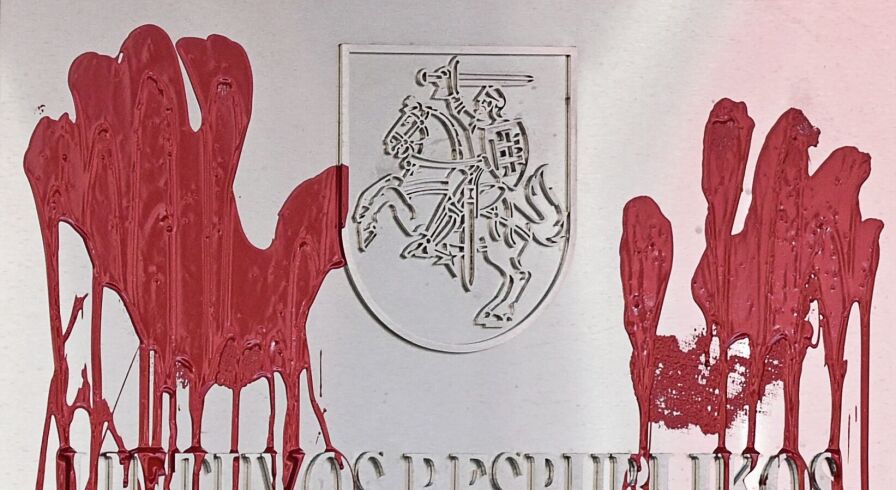 Двери в посольство Литвы в России облили красной краской 