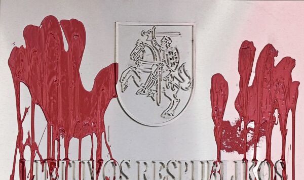 Двери в посольство Литвы в России облили красной краской 