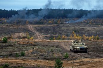 Танк ВС США M1A2 Abrams во время общевойсковых военных учений Strong Griffon 2025 на полигоне в Пабраде, к северу от столицы Литвы Вильнюса, в среду, 29 октября 2025 года.