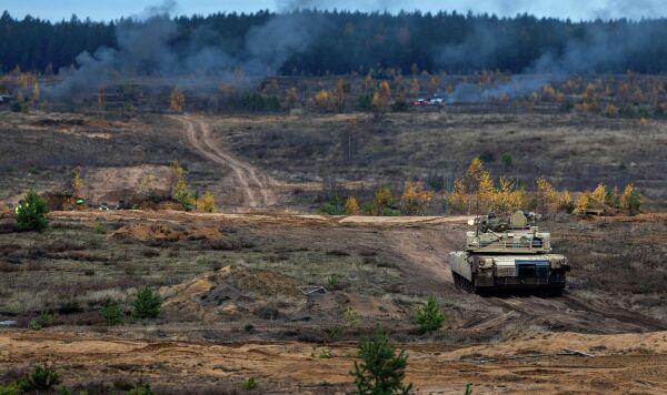 Танк ВС США M1A2 Abrams во время общевойсковых военных учений Strong Griffon 2025 на полигоне в Пабраде, к северу от столицы Литвы Вильнюса, в среду, 29 октября 2025 года.