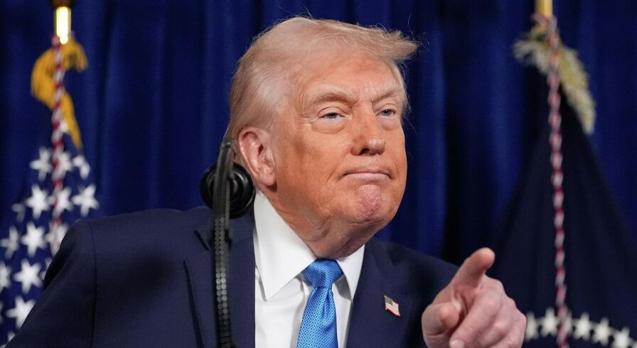 Президент Дональд Трамп указывает на репортера, чтобы задать вопрос во время пресс-конференции в Мар-а-Лаго, Палм-Бич, Флорида