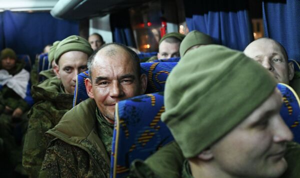 Возвращение из плена российских военных Возвращение из плена российских военных