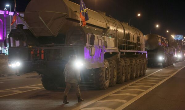 Пусковые установки "Ярс" перебазируют в Подмосковье для подготовки к параду Победы Пусковые установки "Ярс" перебазируют в Подмосковье для подготовки к параду Победы