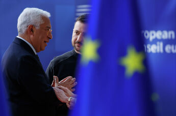 Президент Европейского совета Антониу Кошта (слева) и Владимир Зеленский (справа) на заседании саммита ЕС, Брюссель, 6 марта 2025 г.