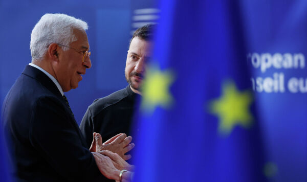 Президент Европейского совета Антониу Кошта (слева) и Владимир Зеленский (справа) на заседании саммита ЕС, Брюссель, 6 марта 2025 г.