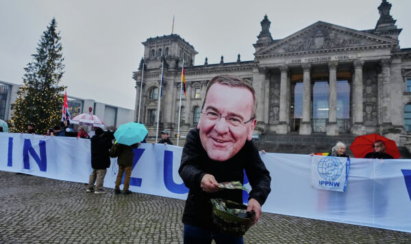 Протестующий в маске министра обороны ФРГ Бориса Писториуса на демонстрации в Берлине, Германия, 5 декабря 2025 г. Протестующий в маске министра обороны ФРГ Бориса Писториуса на демонстрации в Берлине, Германия, 5 декабря 2025 г.