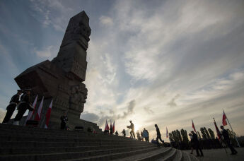 Памятник Защитникам Побережья (Pomnik Obrońców Wybrzeża) посвященный польским солдатам, которые 1 сентября 1939 года приняли здесь первый бой Второй мировой войны.