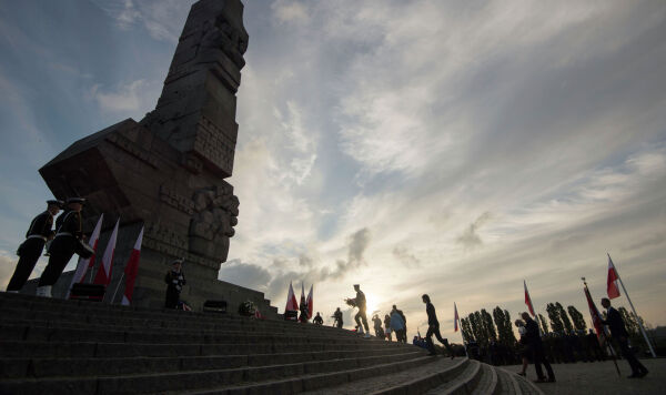 Памятник Защитникам Побережья (Pomnik Obrońców Wybrzeża) посвященный польским солдатам, которые 1 сентября 1939 года приняли здесь первый бой Второй мировой войны. Памятник Защитникам Побережья (Pomnik Obrońców Wybrzeża) посвященный польским солдатам, которые 1 сентября 1939 года приняли здесь первый бой Второй мировой войны.