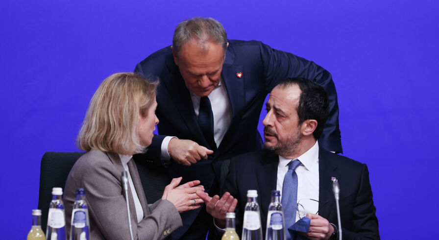 Глава внешнеполитического ведомства Европейского союза Кая Каллас (слева) беседует с президентом Кипра Никосом Христодулидисом (справа) и премьер-министром Польши Дональдом Туском во время круглого стола в рамках саммита ЕС.