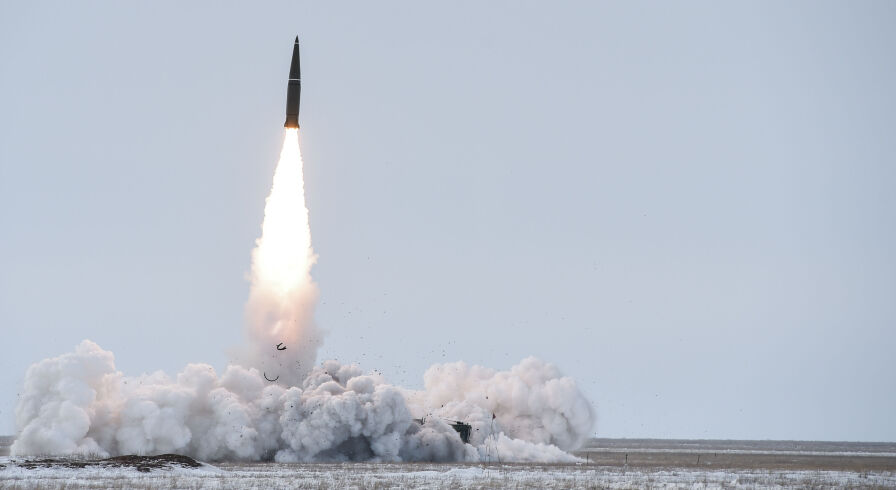 Пуск баллистической ракеты ОТРК "Искандер-М" с полигона Капустин Яр