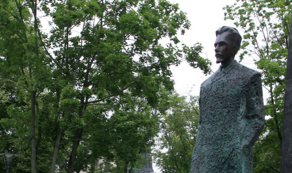 Памятник литовскому поэту и композитору Винцасу Кудирка Памятник литовскому поэту и композитору Винцасу Кудирка