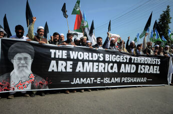 Сторонники пакистанской религиозной партии «Джамаал-и-Ислами» скандируют лозунги во время демонстрации, осуждающей убийство верховного лидера Ирана аятоллы Али Хаменеи, в Пешаваре, Пакистан, понедельник, 2 марта 2026 года