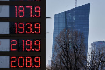 Цены на бензин на автозаправочной станции во Франкфурте, Германия, на фоне здания Европейского центрального банка, понедельник, 2 марта 2026 года