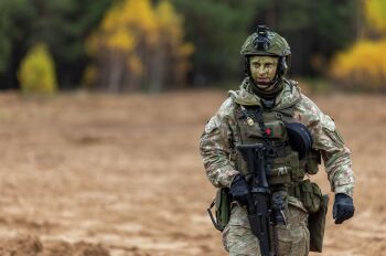 Литовский солдат принимает участие в общевойсковых военных учениях с боевой стрельбой "Сильный гриф 2025" на полигоне в Пабраде, к северу от столицы Литвы Вильнюса.