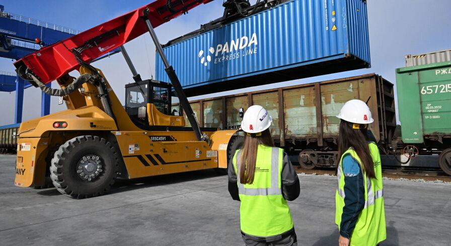 Контейнерная площадка на территории мультимодального транспортно-логистического центра "Артем" в Приморском крае