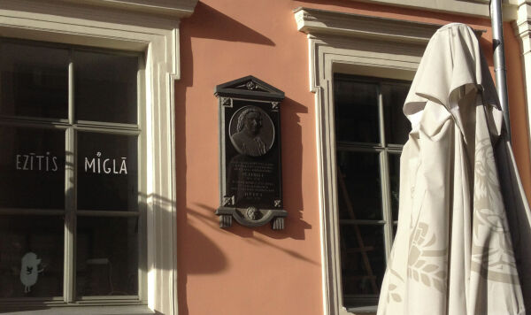 Памятная доска на фасаде Дворца Петра I в Риге Памятная доска на фасаде Дворца Петра I в Риге