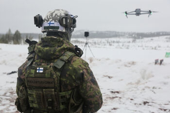 Военнослужащий ВС Финляндии управляет беспилотником на полигоне Роваэрви во время арктических учений НАТО Cold Response в Рованиеми, Финляндия, вторник, 17 марта 2026 года.
