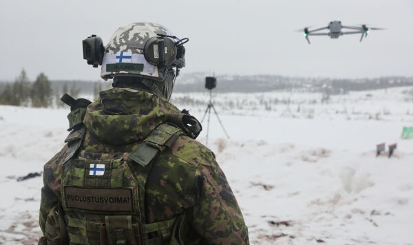 Военнослужащий ВС Финляндии управляет беспилотником на полигоне Роваэрви во время арктических учений НАТО Cold Response в Рованиеми, Финляндия, вторник, 17 марта 2026 года. Военнослужащий ВС Финляндии управляет беспилотником на полигоне Роваэрви во время арктических учений НАТО Cold Response в Рованиеми, Финляндия, вторник, 17 марта 2026 года.