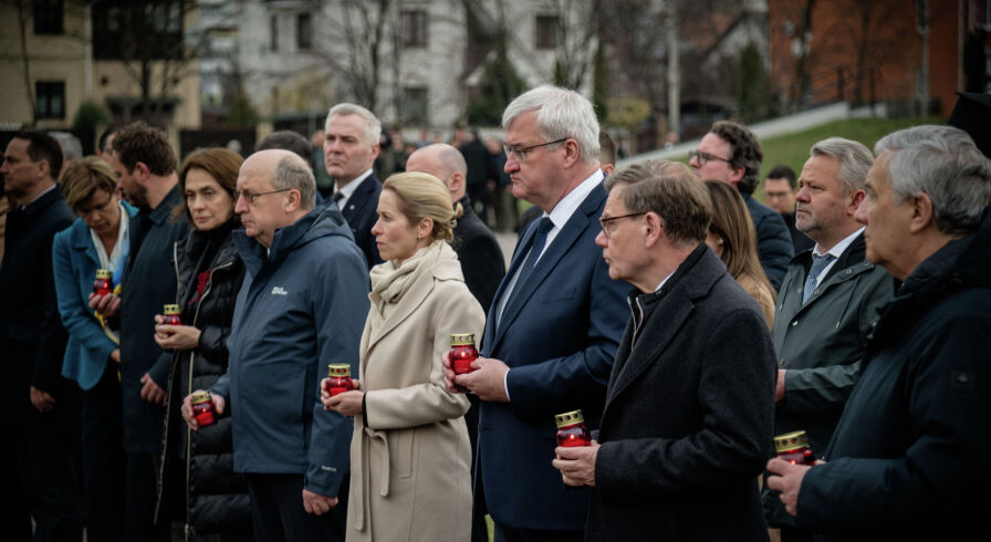 Верховный представитель Европейского союза по иностранным делам и политике безопасности Кая Каллас (в центре слева), министр иностранных дел Украины Андрей Сибига (в центре справа) и министры иностранных дел ЕС