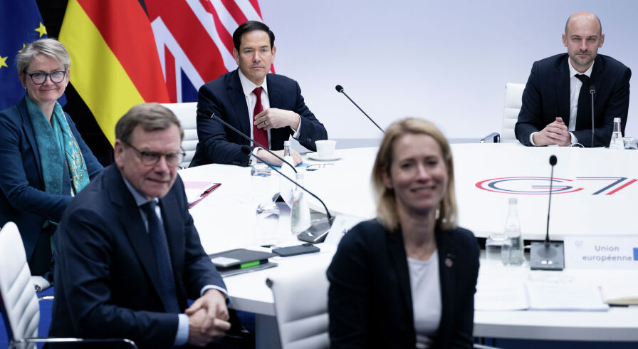 Верховный представитель ЕС и вице-президент по иностранным делам и политике безопасности Кая Каллас (в центре), министр иностранных дел Германии Йоханн Вадефуль (слева направо), министр иностранных дел Великобритании Иветт Купер, госсекретарь США Марко Рубио и министр по делам Европы и иностранных дел Франции Жан-Ноэль Барро