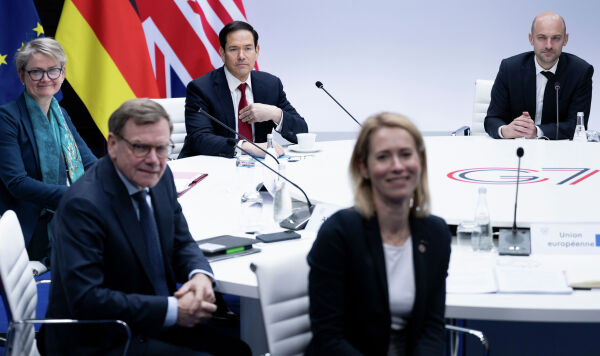 Верховный представитель ЕС и вице-президент по иностранным делам и политике безопасности Кая Каллас (в центре), министр иностранных дел Германии Йоханн Вадефуль (слева направо), министр иностранных дел Великобритании Иветт Купер, госсекретарь США Марко Рубио и министр по делам Европы и иностранных дел Франции Жан-Ноэль Барро
