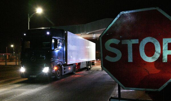 Литовские пограничники пропускают последние автомобили перед закрытием пункта пропуска "Котловка" и "Лаворишкес" на белорусско-литовской границе