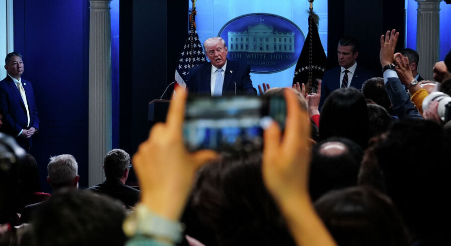 Президент Дональд Трамп в сопровождении министра обороны Пита Хегсета и председателя Объединенного комитета начальников штабов генерала Дэна Кейна