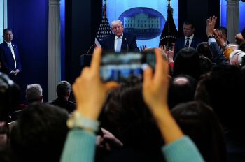 Президент Дональд Трамп в сопровождении министра обороны Пита Хегсета и председателя Объединенного комитета начальников штабов генерала Дэна Кейна