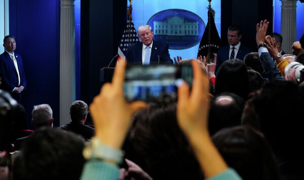 Президент Дональд Трамп в сопровождении министра обороны Пита Хегсета и председателя Объединенного комитета начальников штабов генерала Дэна Кейна