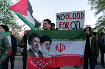 Активисты протестуют возле Белого дома, Вашингтон, США, 7 апреля 2026 г.