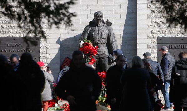 Возложение цветов к монументу "Павшим во Второй мировой войне" на Военном кладбище в Таллин
