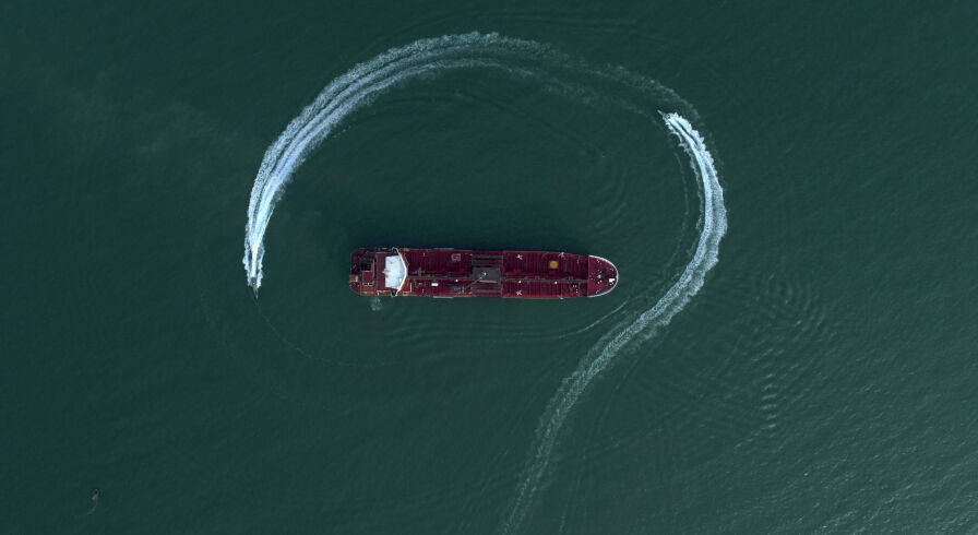 Скоростные катера Корпуса стражей исламской революции Ирана окружают британский нефтяной танкер Stena Impero