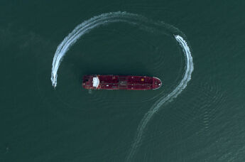 Скоростные катера Корпуса стражей исламской революции Ирана окружают британский нефтяной танкер Stena Impero