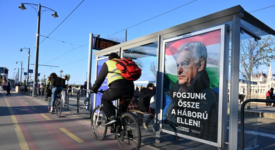 Агитационный предвыборный плакат на улице в Будапеште