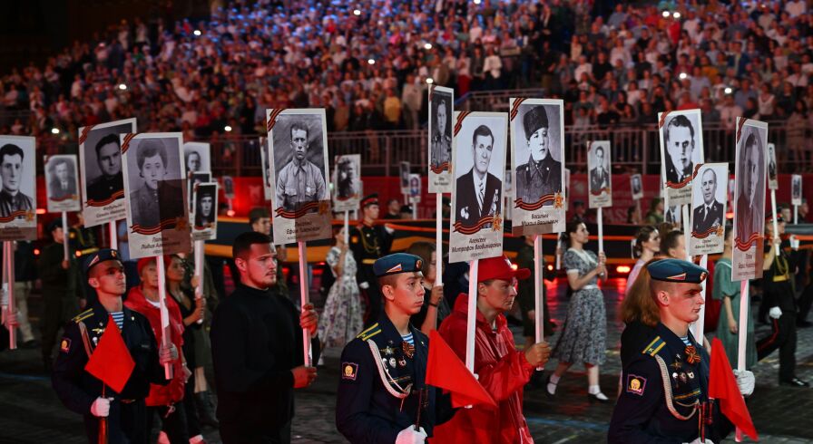 Шествие "Бессмертный полк" на церемонии закрытия XVII Международного военно-музыкального фестиваля "Спасская башня" в Москве
