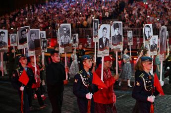 Шествие "Бессмертный полк" на церемонии закрытия XVII Международного военно-музыкального фестиваля "Спасская башня" в Москве