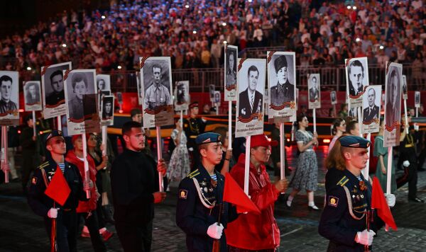 Шествие "Бессмертный полк" на церемонии закрытия XVII Международного военно-музыкального фестиваля "Спасская башня" в Москве